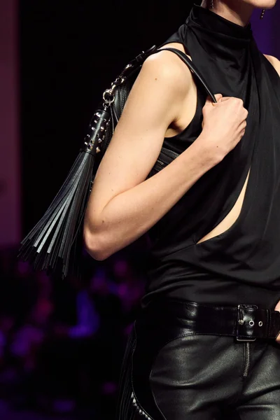 Look 16